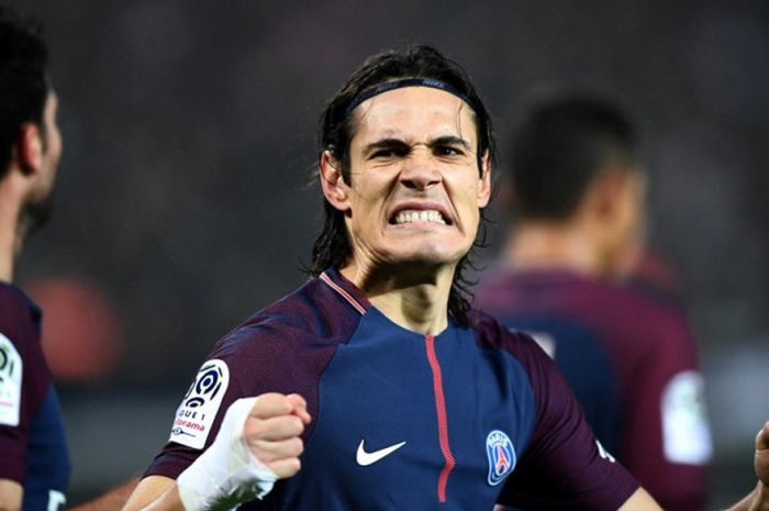 Striker Paris Saint-Germain, Edinson Cavani, merayakan gol yang dia cetak ke gawang SM Caen dalam laga Liga Prancis di Stadion Parc des Princes, Paris, pada 20 Desember 2017.