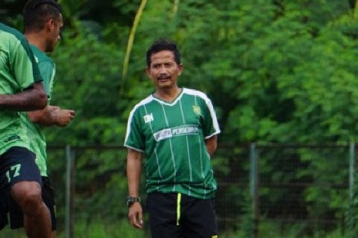 Djadjang Nurjaman memimpin latihan Persebaya di lapangan Karanggayam, Surabaya, Rabu (5/9/2018)