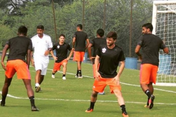 Playmaker asal Argentina, Robertino Pugliara (dua dari kanan) dalam latihan pra-musim klub ISL 2017/2017, FC Pune City. 