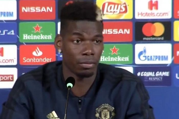 Gelandang Manchester United, Paul Pogba, berbicara dalam konferensi pers menjelang laga Grup H Liga Champions melawan Juventus yang akan berlangsung di Stadion Allianz, Turin, Italia pada 7 November 2018.