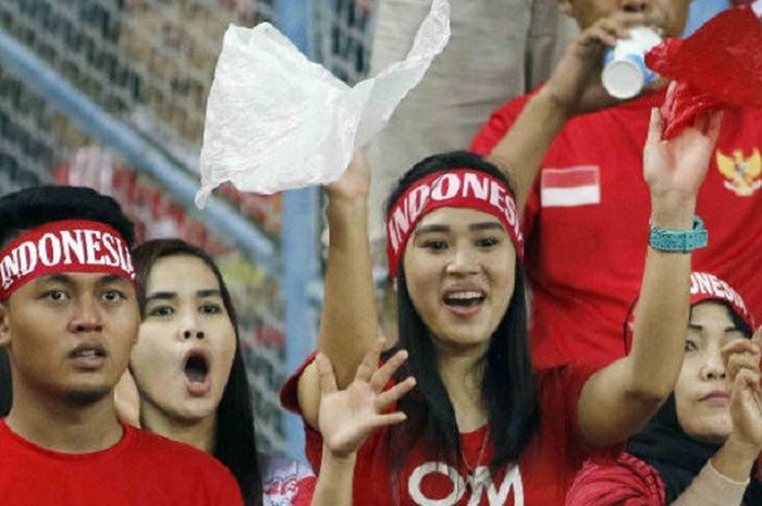 Para pendukung wanita timnas Indonesia di Stadion Shah Alam saat Indonesia menghadapi Filipina