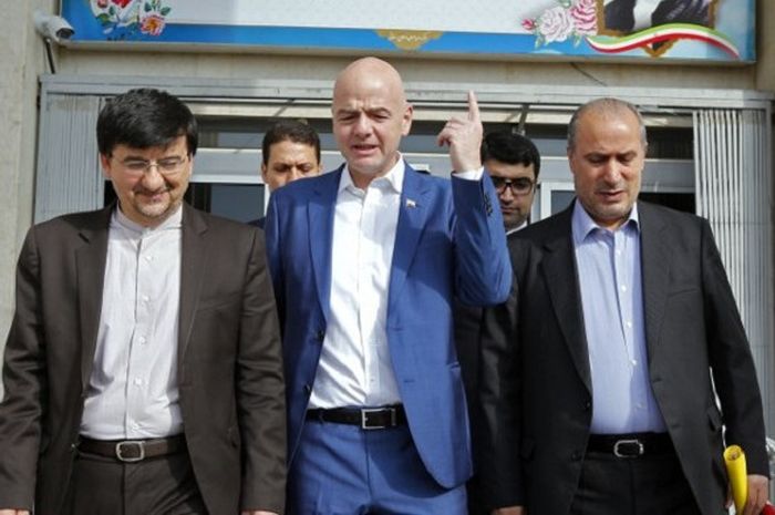 Ketua Federasi Sepak Bola Iran, Mehdi Taj, bertemu dengan ketua FIFA, Gianni Infantino, di Tehran pada 1 Maret 2018.