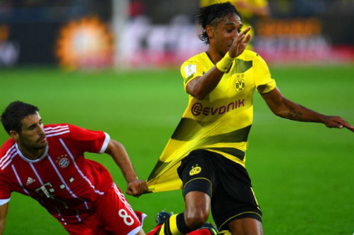 Duel bek FC Bayern Muenchen, Javi Martinez, dan penyerang Borussia Dortmund, Pierre-Emerick Aubameyang, pada laga DFL Supercup di Stadion Signal Iduna Park, Dortmund, Jerman, Sabtu (6/8/2017)