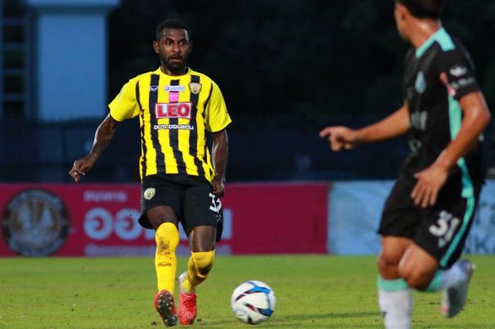 Aksi bek asal Indonesia milik Khon Kaen FC, Yanto Basna saat timnya menjamu Rayong FC pada lanjutan Liga Thailand 2 2018 di Stadion Khon Kaen, 12 September 2018. 