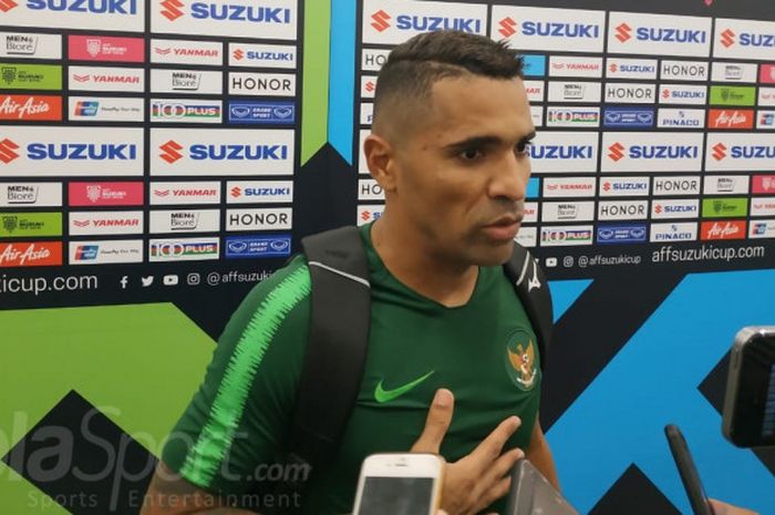 Penyerang timnas Indonesia, Alberto Goncalves menjawab pertanyaan wartawan di mixed zone Stadion Utama Gelora Bung Karno, Senin (12/11/2018).