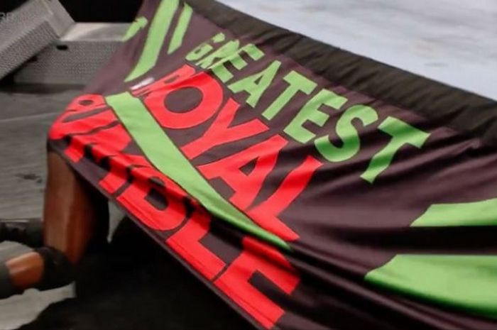  Momen saat Titus O'Neil mengalami insiden kocak pada ajang WWE Greatest Royal Rumble yang berlangsung di Jeddah, Arab Saudi, pada Jumat (27/4/2018). 