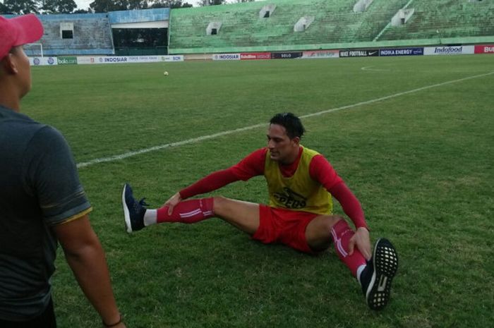 Penyerang asing baru milik Persija Jakarta, Addison Alves, saat melakoni sesi latihan fisik secara terpisah di Stadion Manahan, Solo, Jumat, (9/2/2018). 