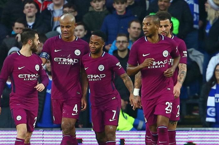 Gelandang Manchester City, Raheem Sterling (tengah), merayakan gol yang dia cetak ke gawang Cardiff City dalam laga ronde keempat Piala FA di Cardiff City Stadium, Cardiff, Inggris, pada 28 Januari 2018.