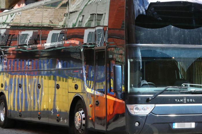 Bus tim Arsenal mendapat surat tilang dari kepolisian Greater Manchester akibat parkir sembarangan di belakang The Principal Hotel, Manchester, pada Minggu (29/45/2018).