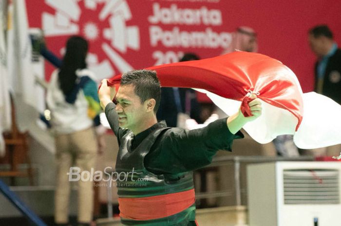 Pesilat Indonesia, Aji Bangkit Pamungkas, meraih medali emas pencak silat kelas 85-90 kilogram Asian Games 2018 setelah mengalahkan wakil Singapura.