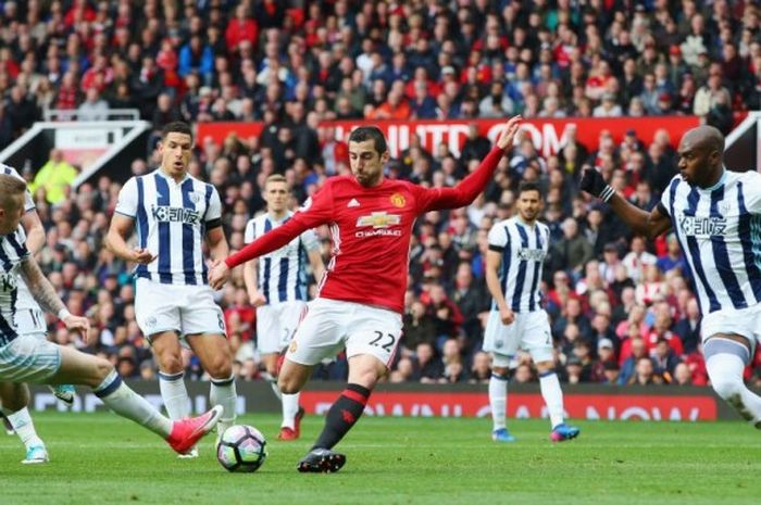 Gelandang Manchester United, Henrikh Mkhitaryan (tengah), melepaskan tembakan dalam laga Premier League kontra West Bromwich Albion di Stadion Old Trafford, Manchester, Inggris, pada 1 April 2017.