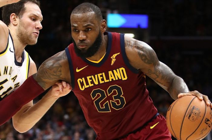 Pemain bintang Cleveland Cavaliers, LeBron James (jersey merah, #23), berusaha melewati penjagaan pemain Indiana Pacers, Bojan Bogdanovic, pada laga musim reguler NBA di Quicken Loans Arena, Cleveland, Ohio, Rabu (1/11/2017).