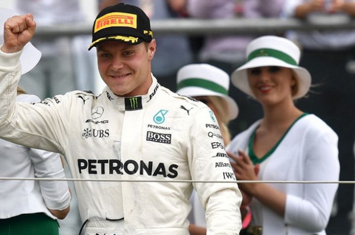 Pebalap Mercedes, Valtteri Bottas, naik ke podium setelah menjalani balapan GP Inggris di Sirkuit Silverstone, Inggris, 16 Juli 2017.