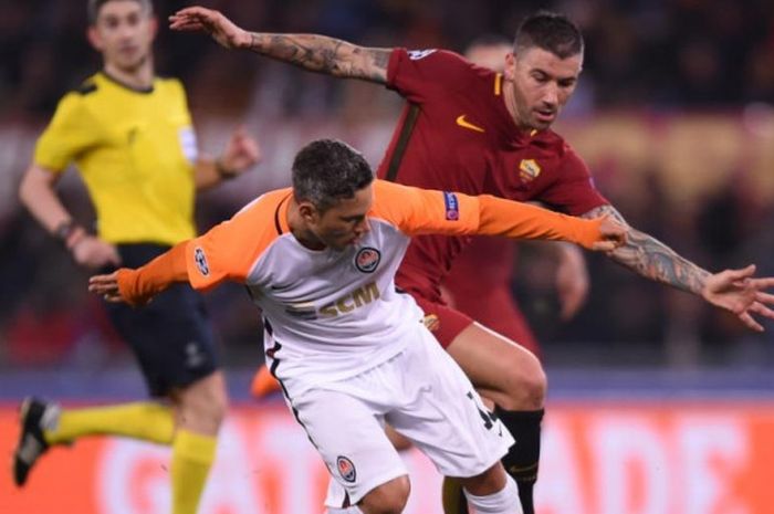 Aksi bek AS Roma, Aleksandar Kolarov (kanan), berduel dengan Marlos dari Shakhtar Donetsk dalam partai Liga Champions di Stadion Olimpico, Roma, 13 Maret 2018.