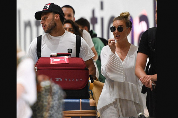 Alex Oxlade-Chamberlain bersama sang kekasih Perrie Edwards ketika di salah satu bandara di Inggris.