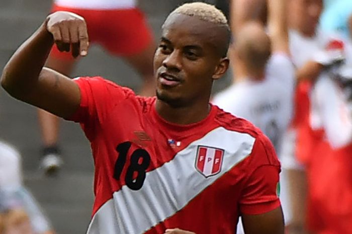 Penyerang Peru, Andre Carrillo, melakukan selebrasi setelah mencetak gol ke gawang Australia pada pertandingan penentuan Grup C Piala Dunia 2018 di Stadion Olimpiyskiy, Selasa (26/6/2018)