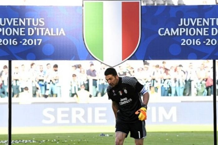 Kiper Juventus, Gianluigi Buffon, merayakan scudetto Serie A 2016-2017 usai mengalahkan Crotone 3-0 di Juventus Stadium, Torino, Italia pada 21 Mei 2017.