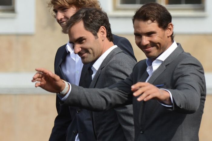Petenis Spanyol, Rafael Nadal (kanan), berfoto bersama petenis Swiss, Roger Federer (tengah), dan petenis Jerman, Alexander Zverev. Ketiganya bergabung dalam Tim Eropa untuk Laver Cup 2017 yang akan berlangsung di O2 Arena, Praha, Republik Ceska, 22-24 September.