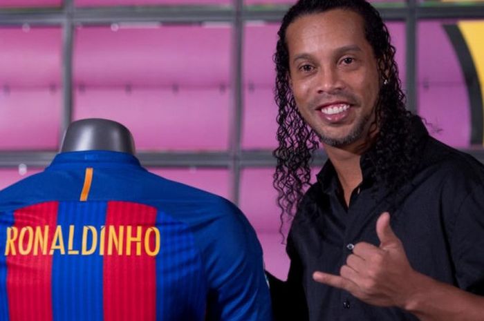 Ronaldinho dalam acara peresmian dirinya sebagai duta klub FC Barcelona di Stadion Camp Nou, Barcelona, 3 Februari 2017.