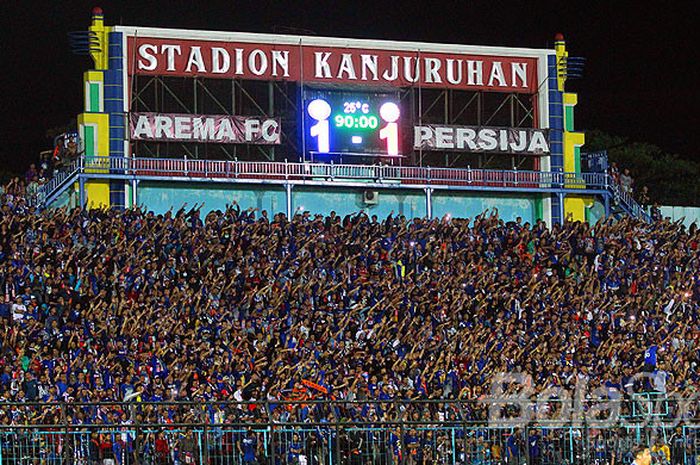 Pendukung Arema FC, Aremania, memenuhi tribun untuk memberikan dukungan kepada Arema FC saat melawan Persija dalam laga pekan ke-26 Liga 1 di Stadion Kanjuruhan Malang, Jawa Timur, Minggu (24/09/2017) sore.