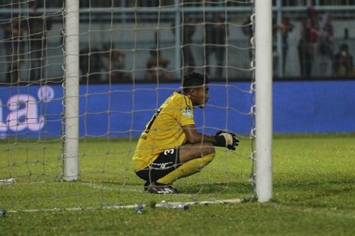 Kiper Semen Padang, Rendy Oscario saat melawan Arema FC di Stadion Kanjuruhan, Kabupaten Malang, Sabtu (4/11/2017).