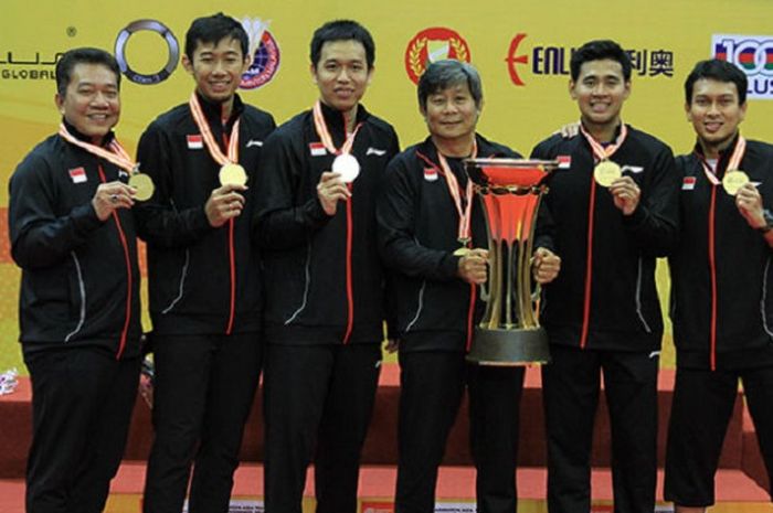 Herry IP (membawa trofi) di tengah pasangan Mohammad Ahsan/Angga Pratama (kanan) dan Hendra Setiawan/Rian Agung Saputro di final Kejuaraan Beregu Asia 2018, Minggu (11/2/2018), di Alor Setar, Malaysia.