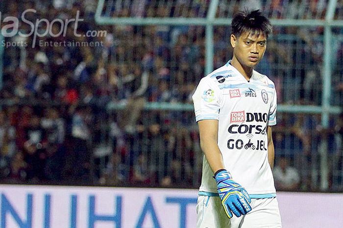 Ekspresi kiper Arema FC, Kurnia Meiga, saat tampil melawan Persib Bandung dalam laga pekan ke-19 Liga 1 di Stadion Kanjuruhan Malang, Jawa Timur, Sabtu (12/08/2017) malam.