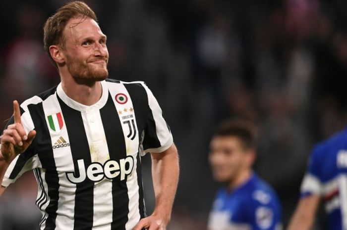 Bek Juventus, Benedikt Howedes, merayakan golnya ke gawang Sampdoria dalam partai Liga Italia di Allianz Stadium, Turin, Minggu (15/4/2018).