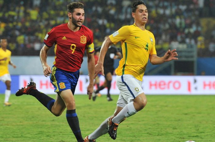 Pemain tim nasional U-17 Spanyol, Abel Ruiz (kiri), menggiring bola dalam pengawasan bek Brasil, Lucas Halter, dalam pertandingan fase grup Piala Dunia U-17 2017 di Stadion Internasional Jawaharlal Nehru, Kochi, India, pada 7 Oktober 2017.