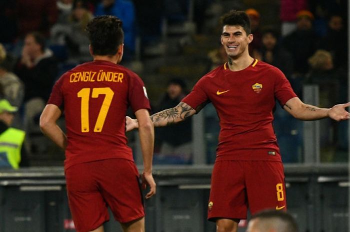 Gelandang AS Roma, Cengiz Under (kiri), merayakan gol yang dia cetak ke gawang Benevento dalam laga Liga Italia di Stadion Olimpico, Roma, pada 11 Februari 2018.