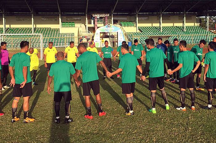 Pemain Sriwijaya FC menggelar latihan di Stadion 17 Mei Banjarmasin, untuk bersiap menghadapi laga lanjutan Liga 1 melawan Barito Putera, Minggu (10/9/2017)