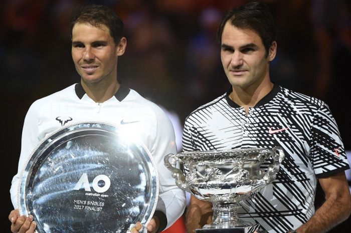   Juara Australia Terbuka 2017 dari Swiss, Roger Federer (kanan) berpose dengan runner-up turnamen, Rafael Nadal (Spanyol), setelah menyelesaikan laga final di Rod Laver Arena, Melbourne, 29 Januari.  