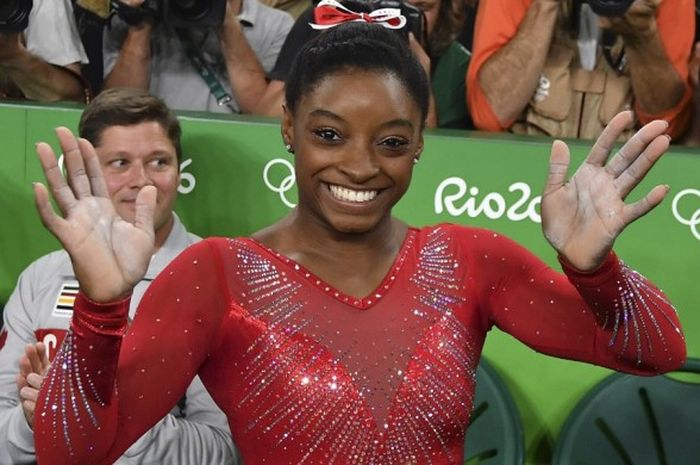 Pesenam putri Amerika Serikat, Simone Biles, melakukan selebrasi setelah menyelesaikan pertandingan nomor vault pada Olimpiade Rio di Olympic Arena, Rio de Janeiro, Brasil, Minggu (14/8/2016).