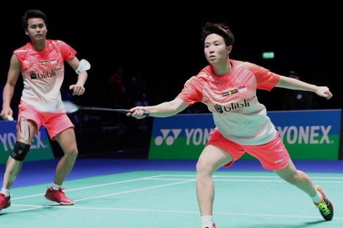 Pasangan ganda campuran Indonesia, Tontowi Ahmad/Liliyana Natsir, mengembalikan kok ke arah Hafiz Faisal/Gloria Emanuelle Widjaja, pada laga babak kedua All England 2018 yang berlangsung di Arena Birmingham, Inggris, Kamis (15/3/2018)