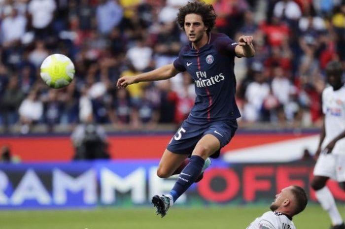 Pemain Paris Saint-Germain, Adrien Rabiot, saat tampil menghadapi Amiens SC dalam laga Liga Prancis pada Sabtu (5/8/2017)