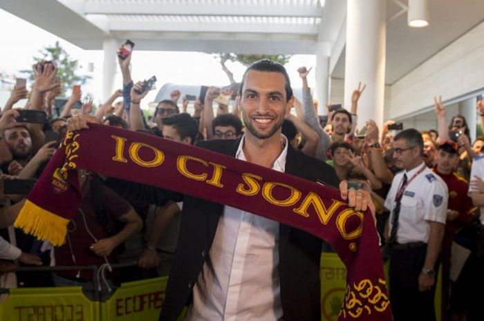 Javier Pastore ketika tiba di Roma pada Senin (25/6/2018)  untuk merampungkan serangkaian proses transfer dari Paris Sain-Germain ke AS Roma