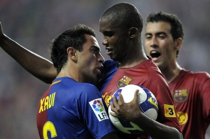 Xavi Hernandez merayakan gol rekan setimnya di Barcelona, Samuel Eto'o, dalam laga kontra Sporting Gijondi Stadion Molinon, 21 September 2008.