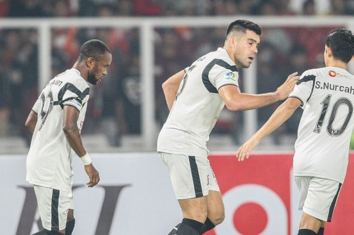 Pemain Madura United, Fabiano Beltrame (tengah), merayakan golnya ke gawang Persija Jakarta dalam laga Liga 1 di Stadion Utama Gelora Bung Karno, Jakarta, Sabtu (12/5/2018).