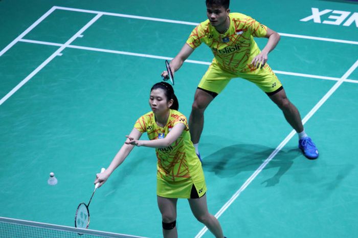 Ricky Karanda Suwardi/Debby Susanto saat berhadapan dengan pasangan Inggris, Marcus Ellis/Lauren Smith, pada babak pertama di Stade Pierre de Coubertin, Paris, Prancis, Rabu (24/10/2018).