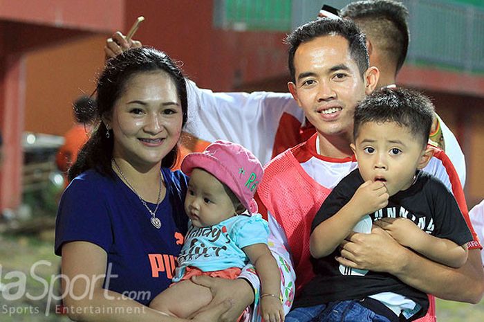 Playmaker Madura United, Slamet Nurcahyo (kanan), bersama istrinya, Ayu, menggendong anak-anaknya saat menyaksikan laga pekan ketiga Liga 1 antara Madura United melawan Sriwijaya FC di Stadion Gelora Ratu Pamellingan Pamekasan, Jawa Timur Sabtu (07/04/2018) sore.