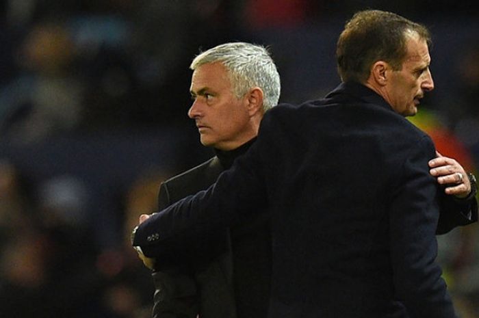 Pelatih Manchester United, Jose Mourinho (kiri), meyapa pelatih Juventus, Massimiliano Allegri, seusai laga Grup H Liga Champions di Stadion Old Trafford, Manchester, Inggris pada 23 Oktober 2018.