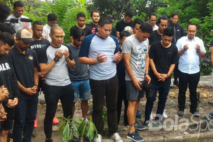 Rombongan Timnas All Star mengunjungi makam Choirul Huda di Makam Islam Pagerwojo, di Jalan Mastrip Lamongan, Jawa Timur (15/11/2017) Rabu siang. 