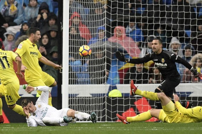 Penyerang Real Madrid, Cristiano Ronaldo (baju putih), terbaring setelah berbenturan dengan bek Villarreal dalam pertandingan La Liga Spanyol 2017-2018 di Stadion Santiago Bernabeu, Madrid, Spanyol, pada Sabtu (13/1/2018).