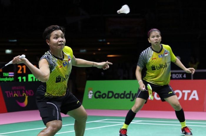 Pasangan ganda putri Indonesia, Greysia Polii/Apriyani Rahayu, mengembalikan kok dari Jongkolphan Kititharakul/Rawinda Prajongjai. Greysia/Apriyani menang dengan skor 21-11, 21-16 pada laga perempat final Piala Uber 2918 yang berlangsung di Impact Arena, Bangkok, Thailand, Kamis (24/5/2018).