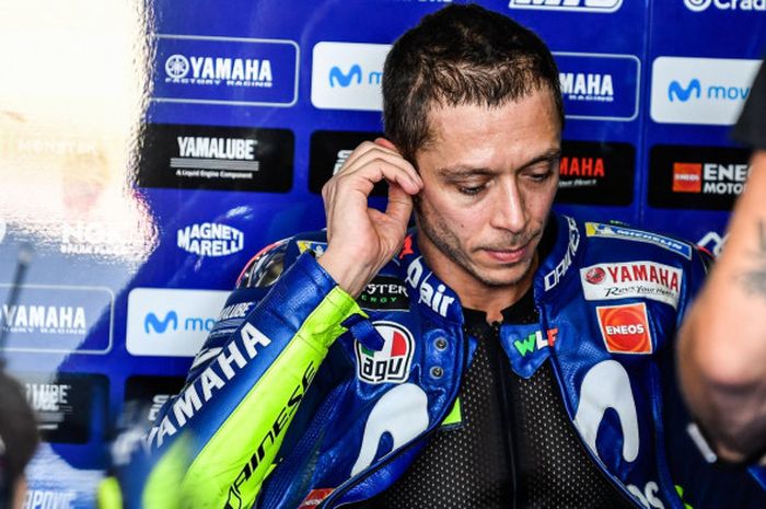 Valentino Rossi saat mendengarkan masukan dari krunya pada MotoGP Aragon di MotorLand Aragon, Spanyol.