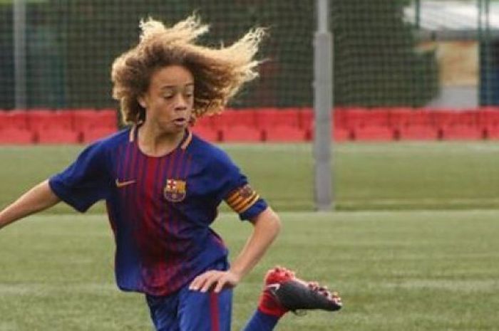 Gelandang milik akademi Barcelona, Xavi Simons, dikabarkan merapat ke Paris Saint-Germain (PSG).