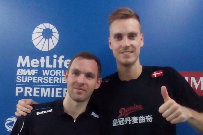  Pasangan ganda putra Denmark, Mads Conrad-Petersen (kiri) dan Mads Pieler Kolding berpose setelah mengalahkan pasangan ganda putra Indonesia, Mohammad Ahsan/Hendra Setiawan pada babak kedua  BCA Indonesia Open Superseries Premier di Istora Gelora Bung Karno, Senayan, Jakarta, Kamis (2/6/2016).   