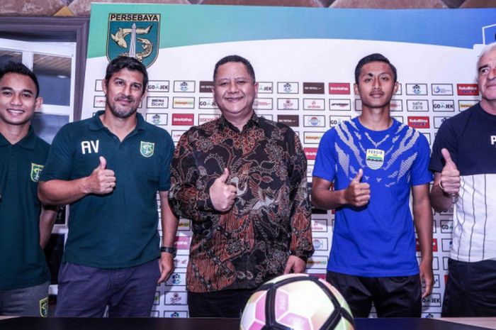 Foto bersama pelatih Persebaya, Alfredo Vera dengan pelatih Persib Bandung, Mario Gomez di sesi jumpa pers di Stadion Gelora Bung Tomo pada Rabu (25/7/2018).