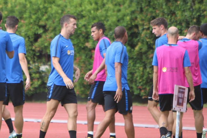 Pemain sayap Inter Milan, Ivan Perisic (ketiga dari kiri), masih mengikuti sesi latihan tim di Bishan Street 14, Singapura, 26 Juli 2017.