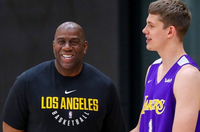 Presiden LA Lakers, Magic Johnson, saat melihat latihan perdana salah satu pemain rookie.